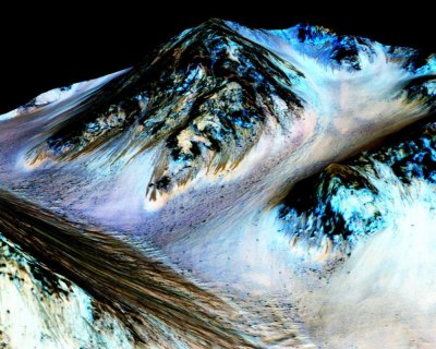 An analysis of images from Mars has led scientists to conclude that the red planet has water. Image: NASA. 
